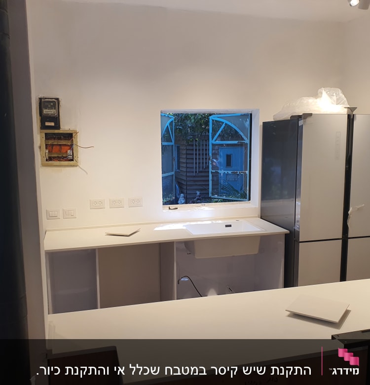 משטח שיש לבן במטבח עם כיור מובנה